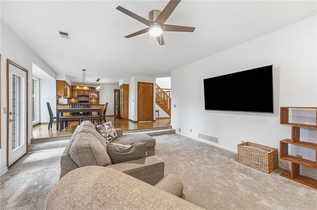 Photo 12 of 42 - 15821 Horton Court, Overland Park, KS 66223