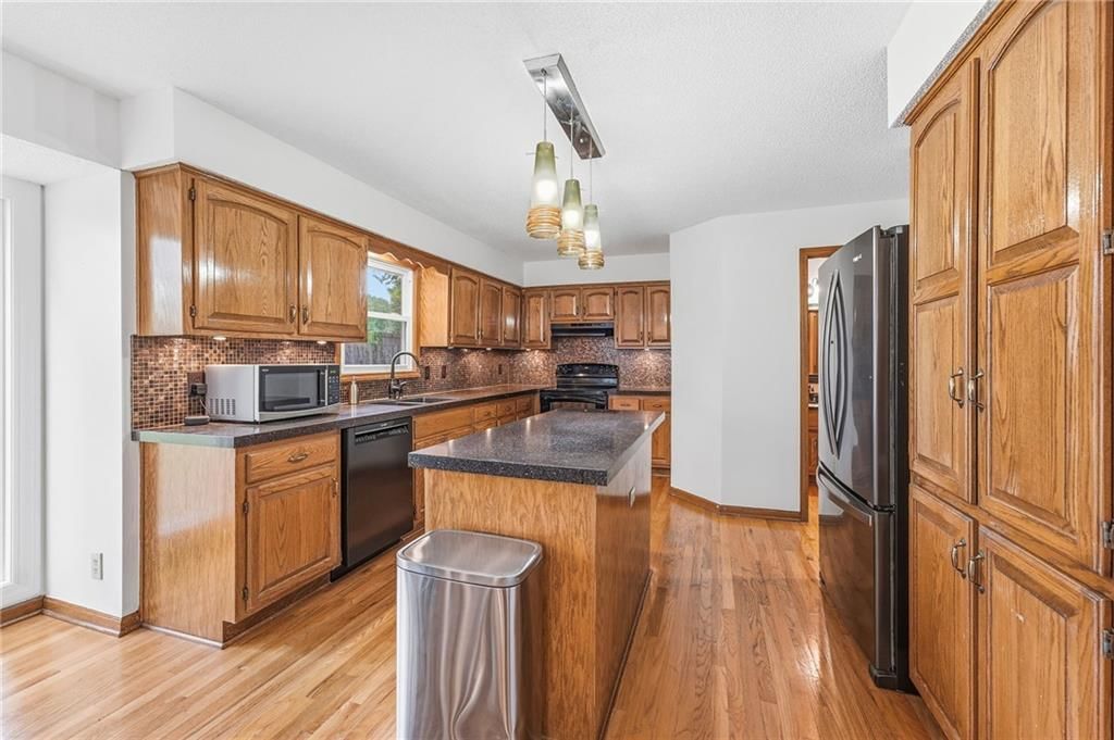 Photo 16 of 42 - 15821 Horton Court, Overland Park, KS 66223