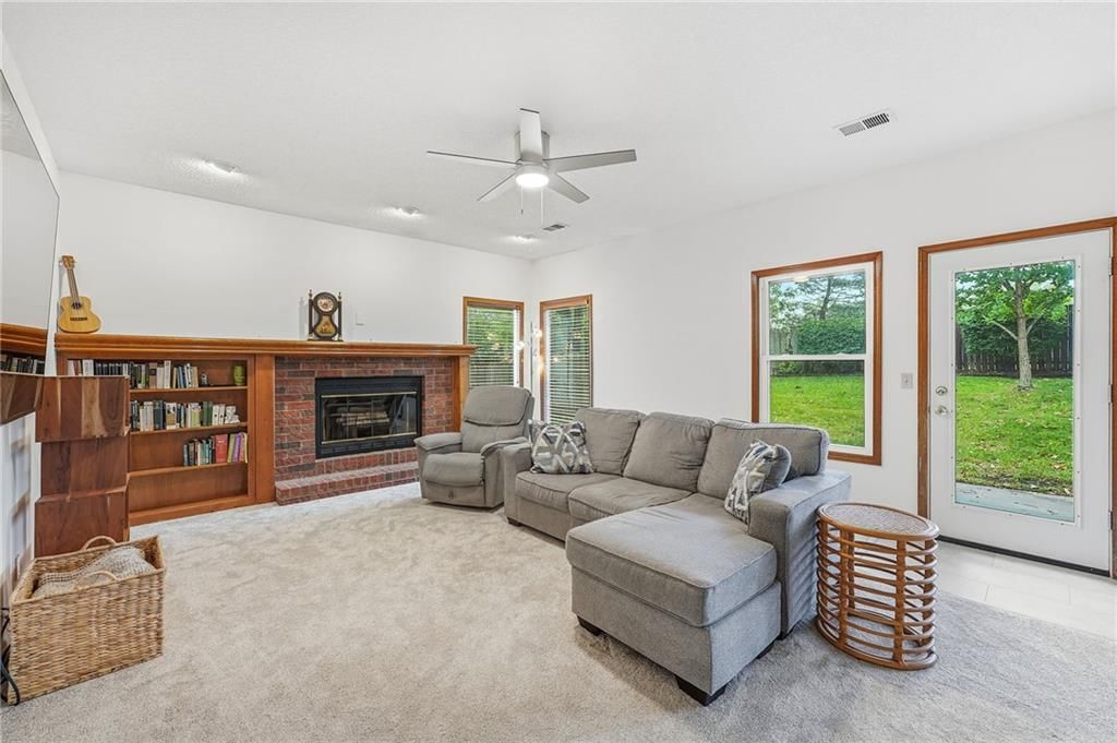 Photo 14 of 42 - 15821 Horton Court, Overland Park, KS 66223