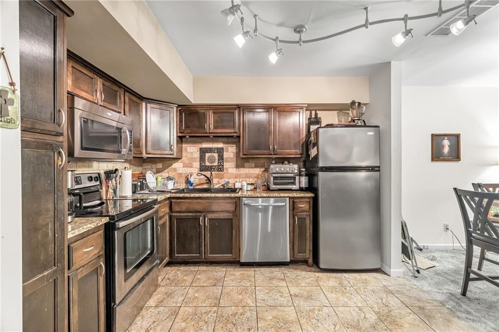 Photo 4 of 21 - 4511 Headwood Drive #10, Kansas City, MO 64111