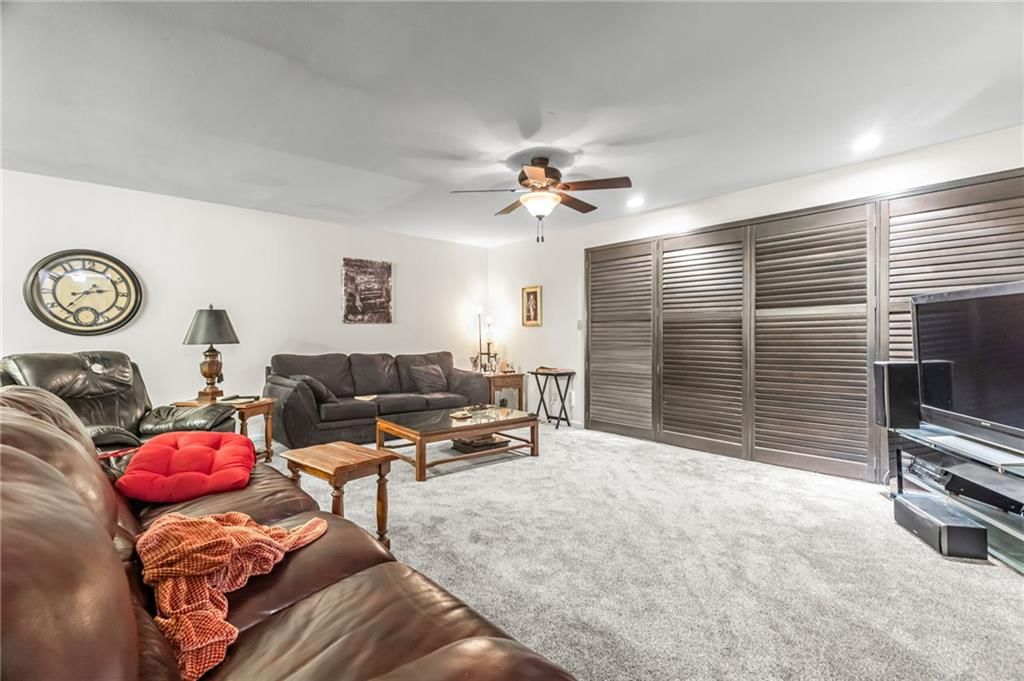 4511 Headwood Drive, Kansas City, MO: listing photo 2