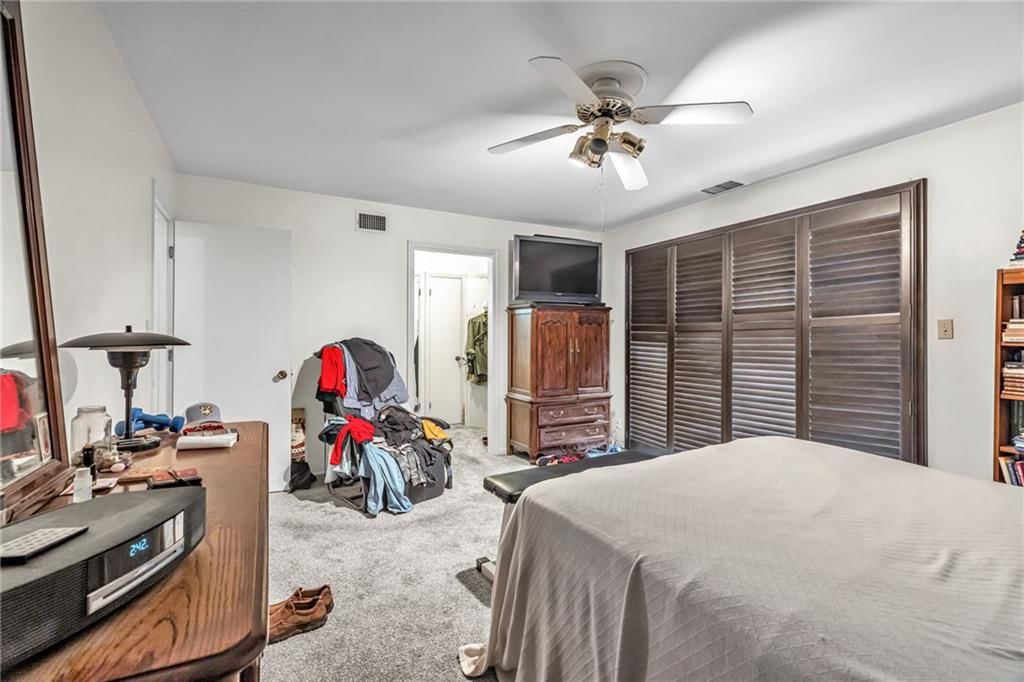 Photo 17 of 21 - 4511 Headwood Drive #10, Kansas City, MO 64111