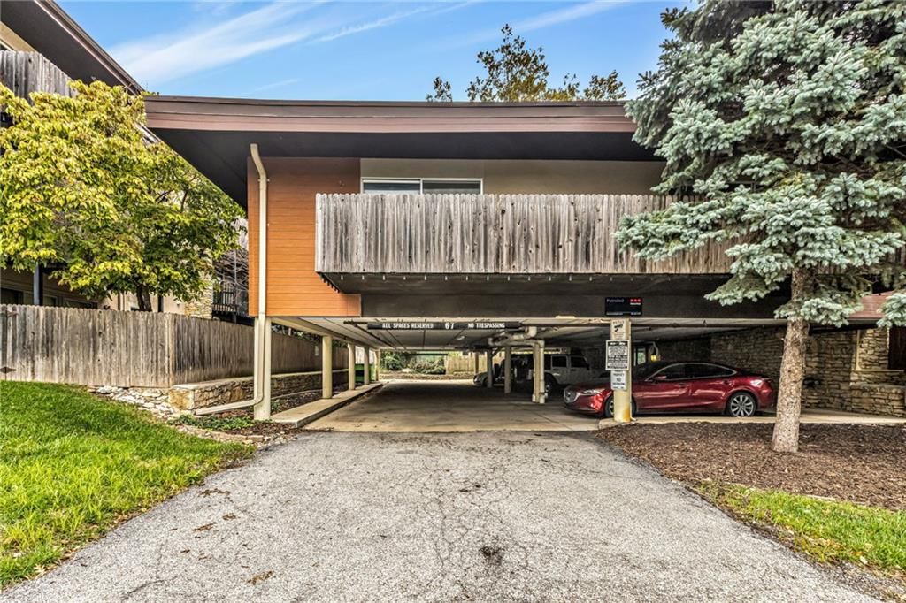 Photo 11 of 21 - 4511 Headwood Drive #10, Kansas City, MO 64111