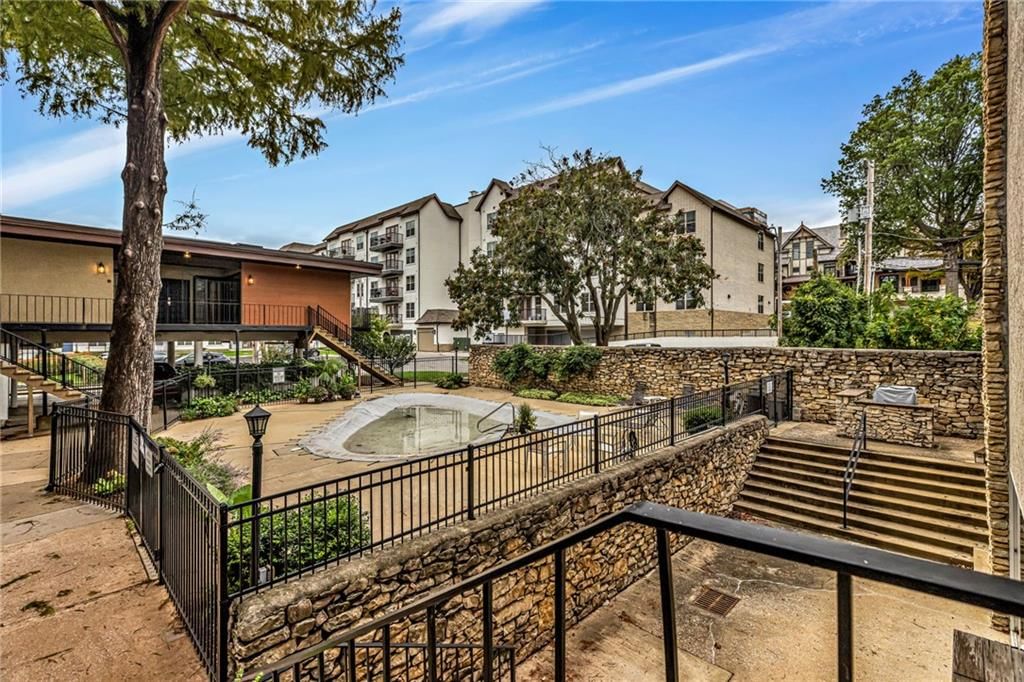 Photo 6 of 21 - 4511 Headwood Drive #10, Kansas City, MO 64111