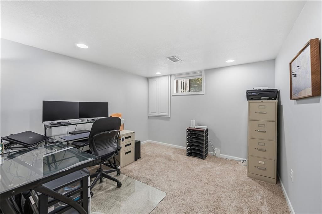 Photo 32 of 38 - 800 SW Savannah Drive, Lee's Summit, MO 64081