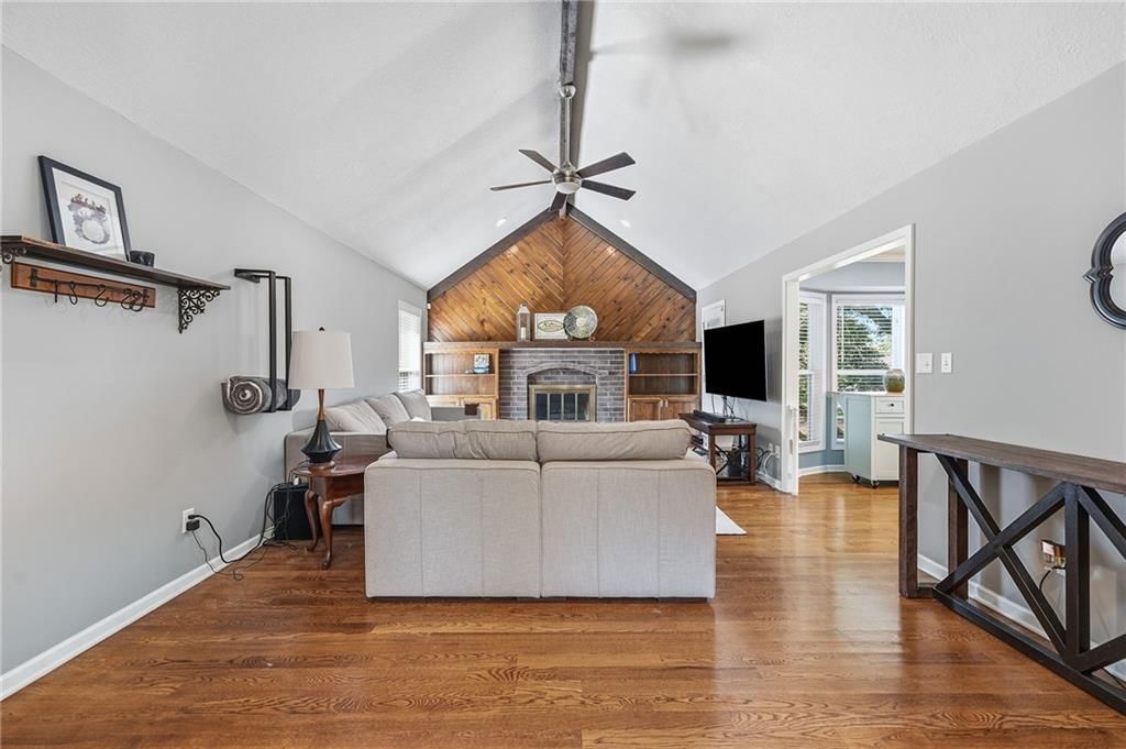 Photo 10 of 38 - 800 SW Savannah Drive, Lee's Summit, MO 64081