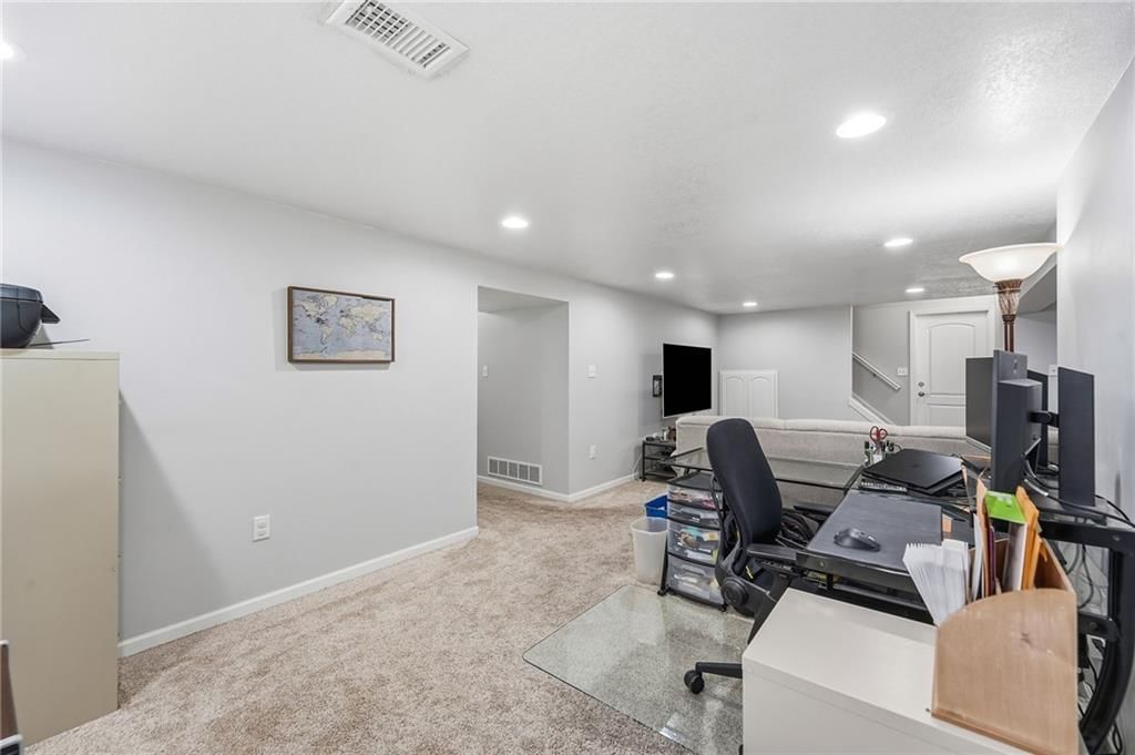 Photo 33 of 38 - 800 SW Savannah Drive, Lee's Summit, MO 64081
