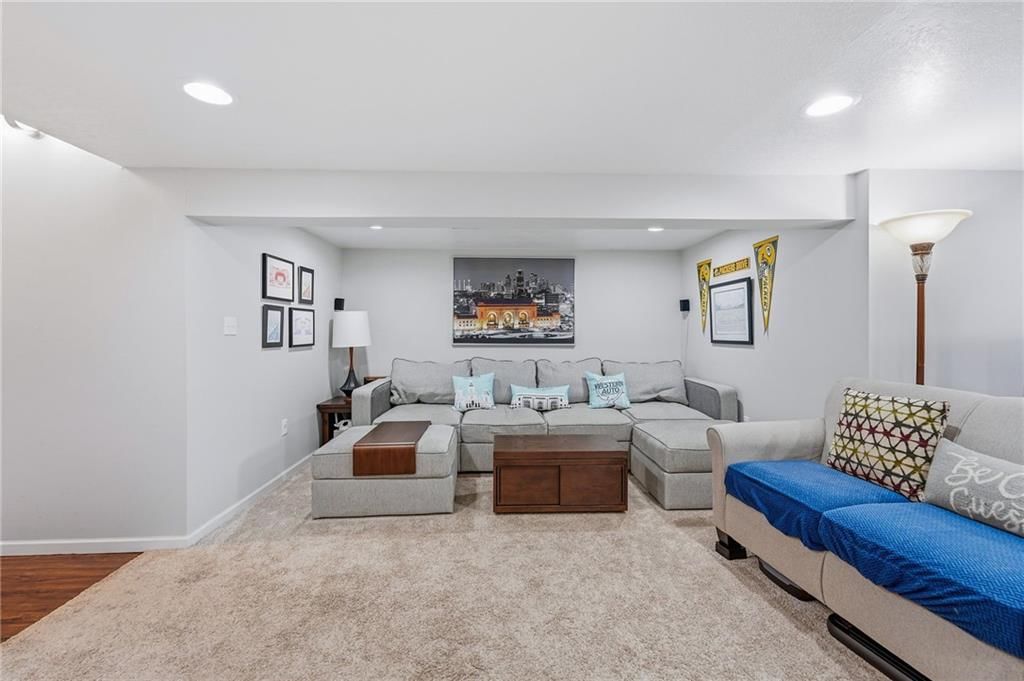 Photo 31 of 38 - 800 SW Savannah Drive, Lee's Summit, MO 64081