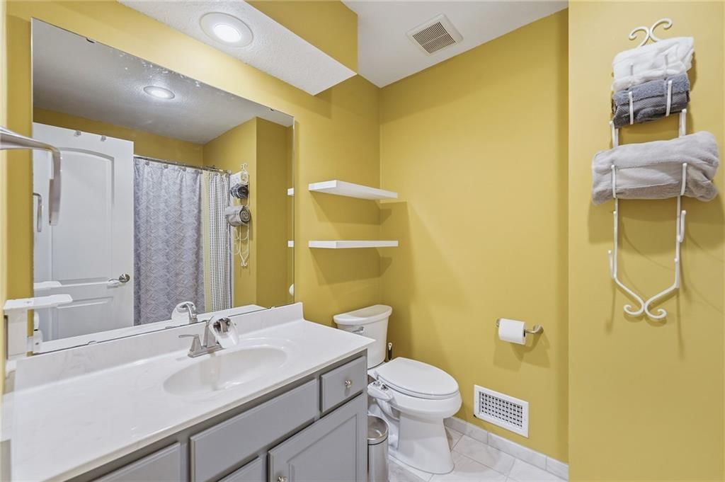 Photo 27 of 38 - 800 SW Savannah Drive, Lee's Summit, MO 64081