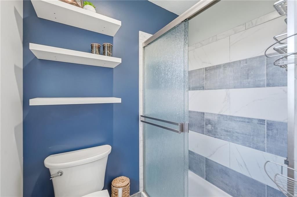 Photo 22 of 38 - 800 SW Savannah Drive, Lee's Summit, MO 64081