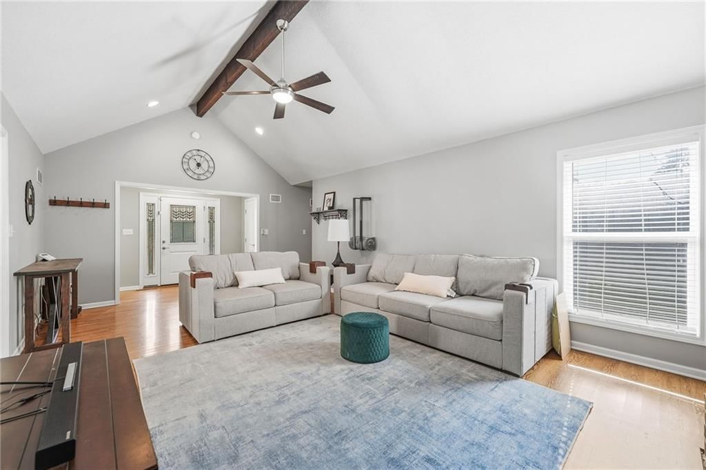 Photo 12 of 38 - 800 SW Savannah Drive, Lee's Summit, MO 64081