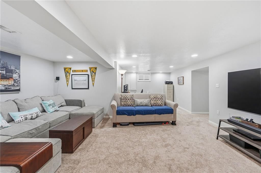 Photo 30 of 38 - 800 SW Savannah Drive, Lee's Summit, MO 64081