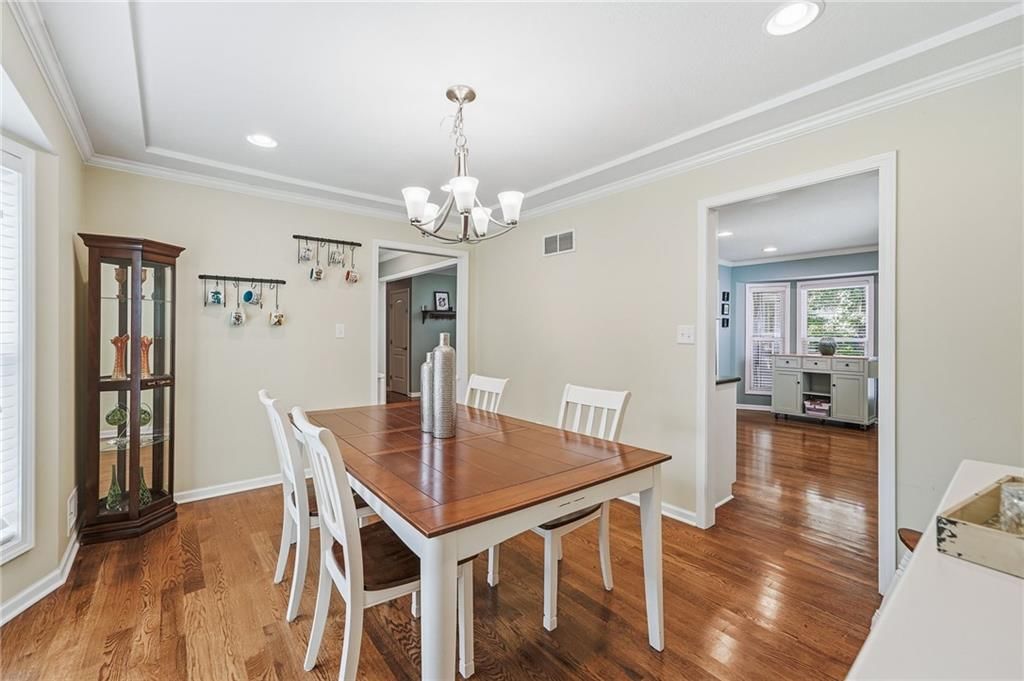 Photo 18 of 38 - 800 SW Savannah Drive, Lee's Summit, MO 64081