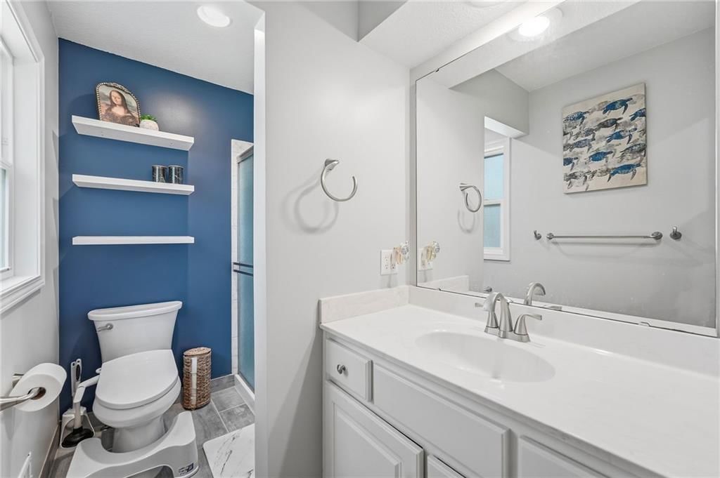 Photo 21 of 38 - 800 SW Savannah Drive, Lee's Summit, MO 64081