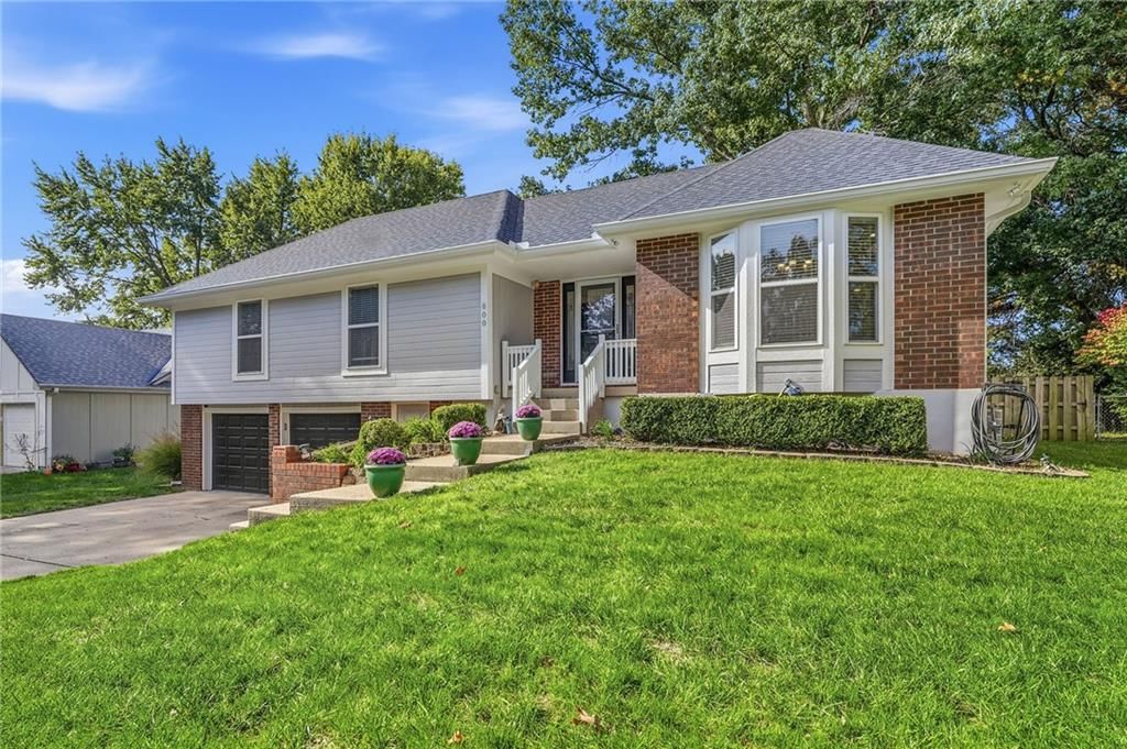 Photo 6 of 38 - 800 SW Savannah Drive, Lee's Summit, MO 64081