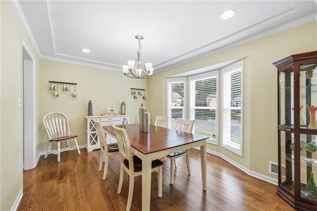 Chandelier at 800 SW Savannah Drive, Lee's Summit, MO 64081