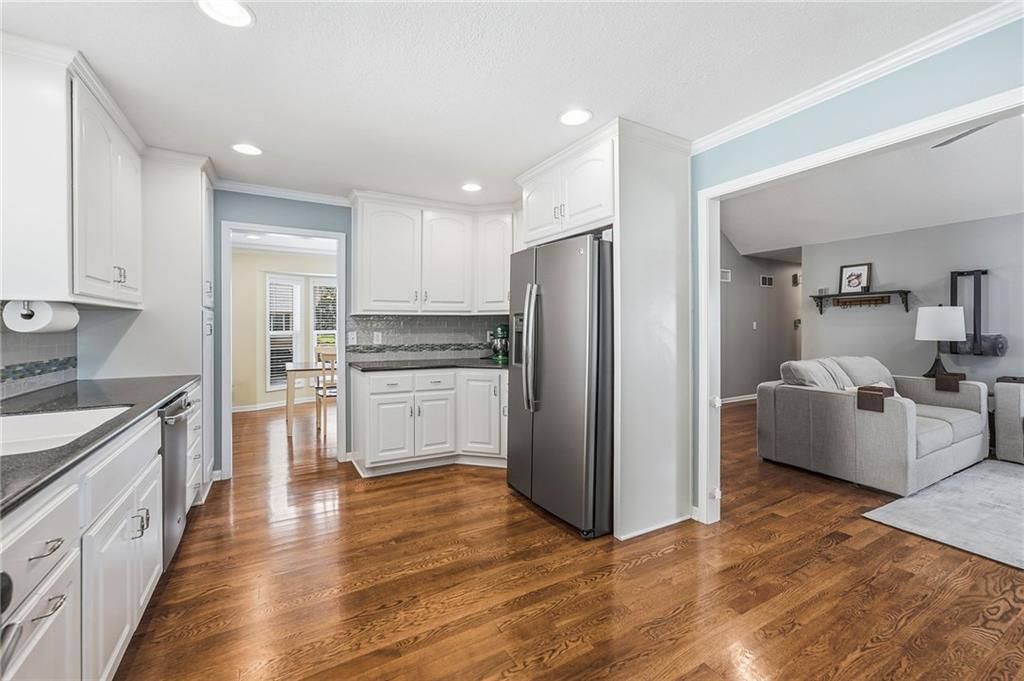 Photo 15 of 38 - 800 SW Savannah Drive, Lee's Summit, MO 64081