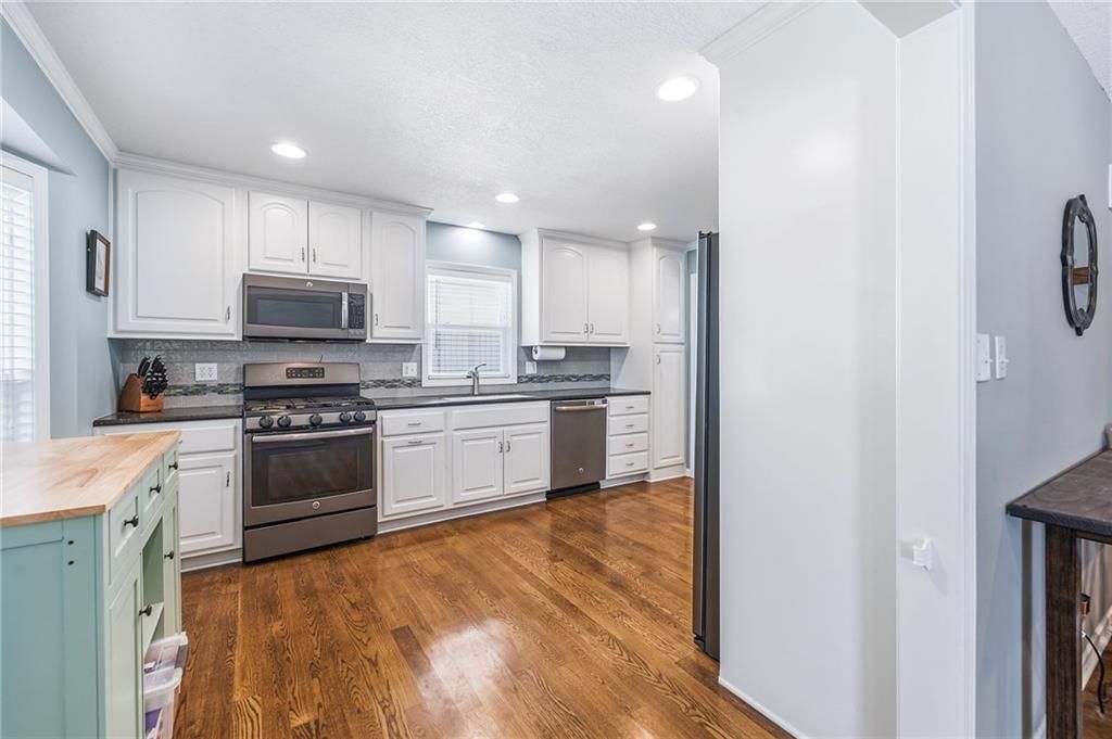 Photo 16 of 38 - 800 SW Savannah Drive, Lee's Summit, MO 64081
