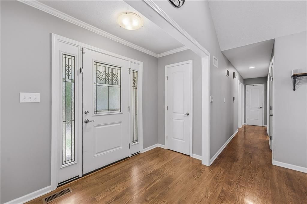 Photo 8 of 38 - 800 SW Savannah Drive, Lee's Summit, MO 64081