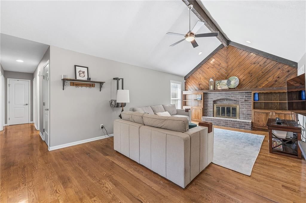 Photo 11 of 38 - 800 SW Savannah Drive, Lee's Summit, MO 64081