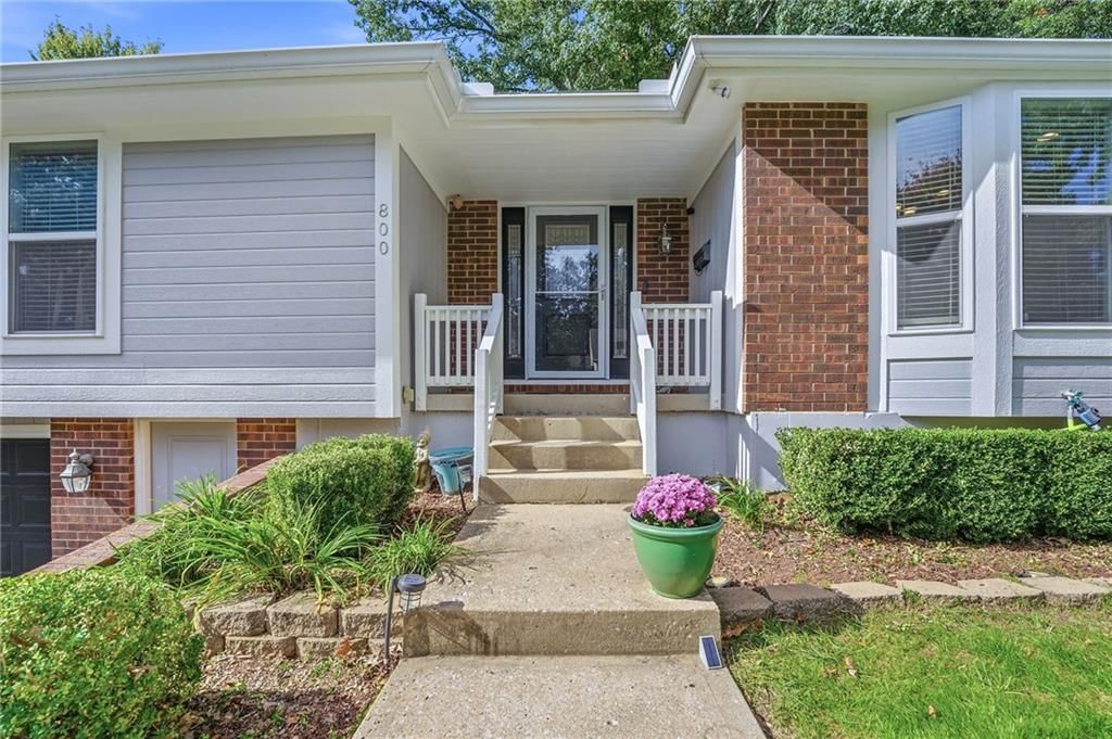 Photo 7 of 38 - 800 SW Savannah Drive, Lee's Summit, MO 64081