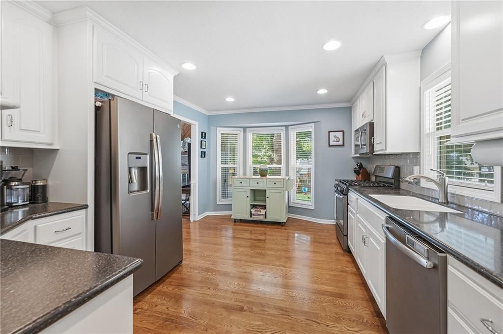 Photo 14 of 38 - 800 SW Savannah Drive, Lee's Summit, MO 64081