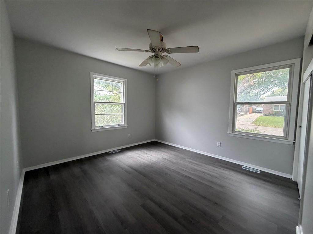 Photo 7 of 21 - 1305 Farview Drive, Independence, MO 64056