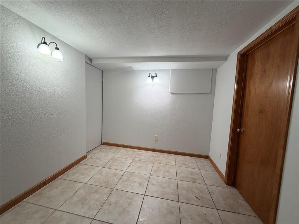 Photo 13 of 21 - 1305 Farview Drive, Independence, MO 64056