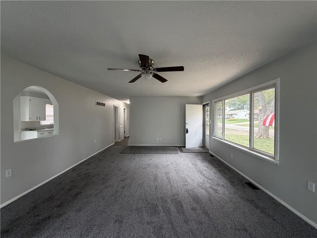Photo 4 of 21 - 1305 Farview Drive, Independence, MO 64056
