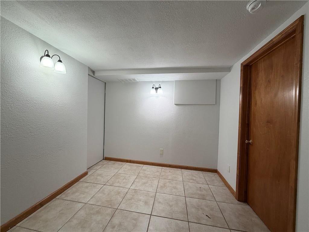 Photo 14 of 21 - 1305 Farview Drive, Independence, MO 64056