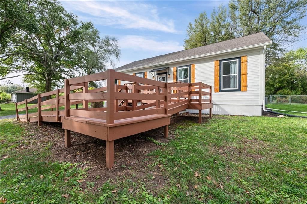 24431 139th Street, Leavenworth, KS: listing photo 3