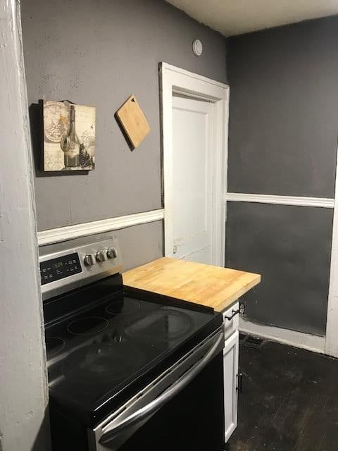 Electric range at 5700 Brooklyn Avenue, Kansas City, MO 64130