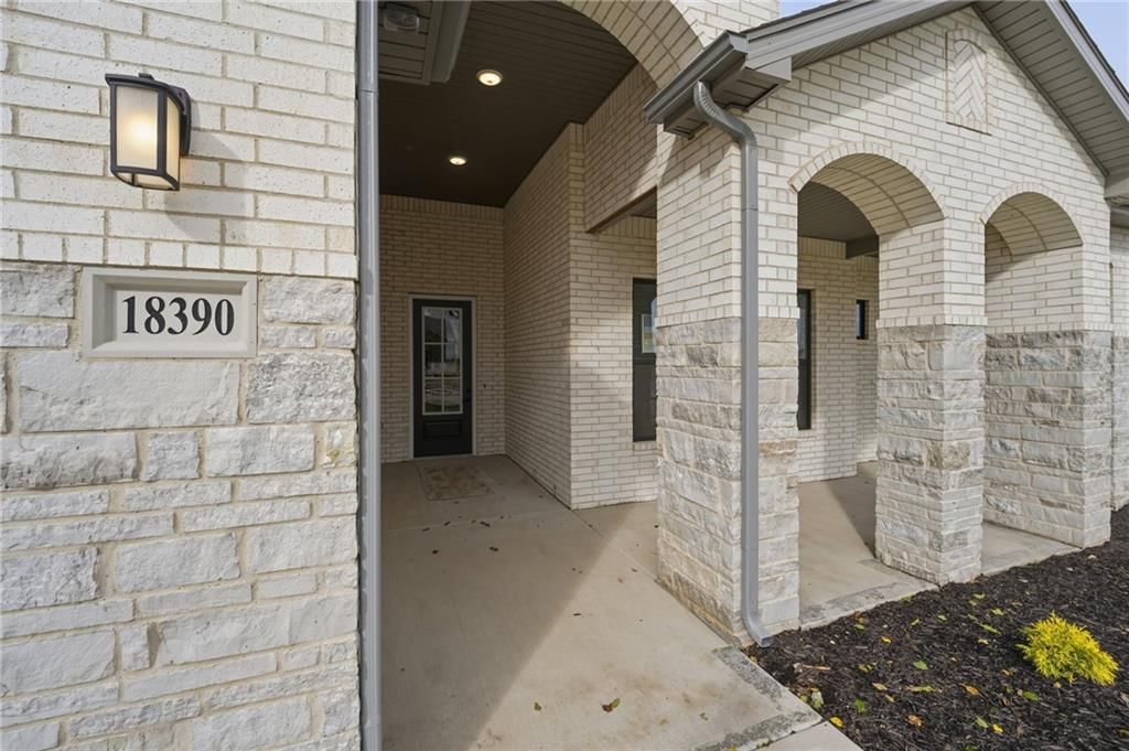 18390 W 195th Street, Spring Hill, KS: listing photo 3