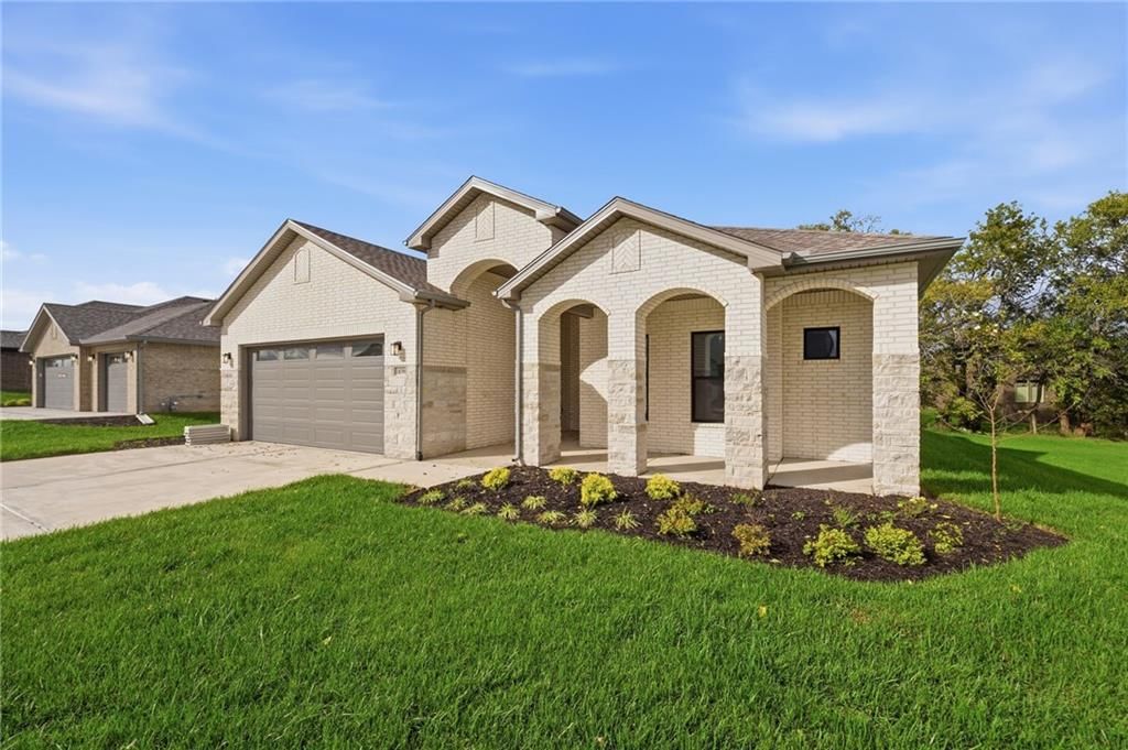 18390 W 195th Street, Spring Hill, KS: listing photo 2