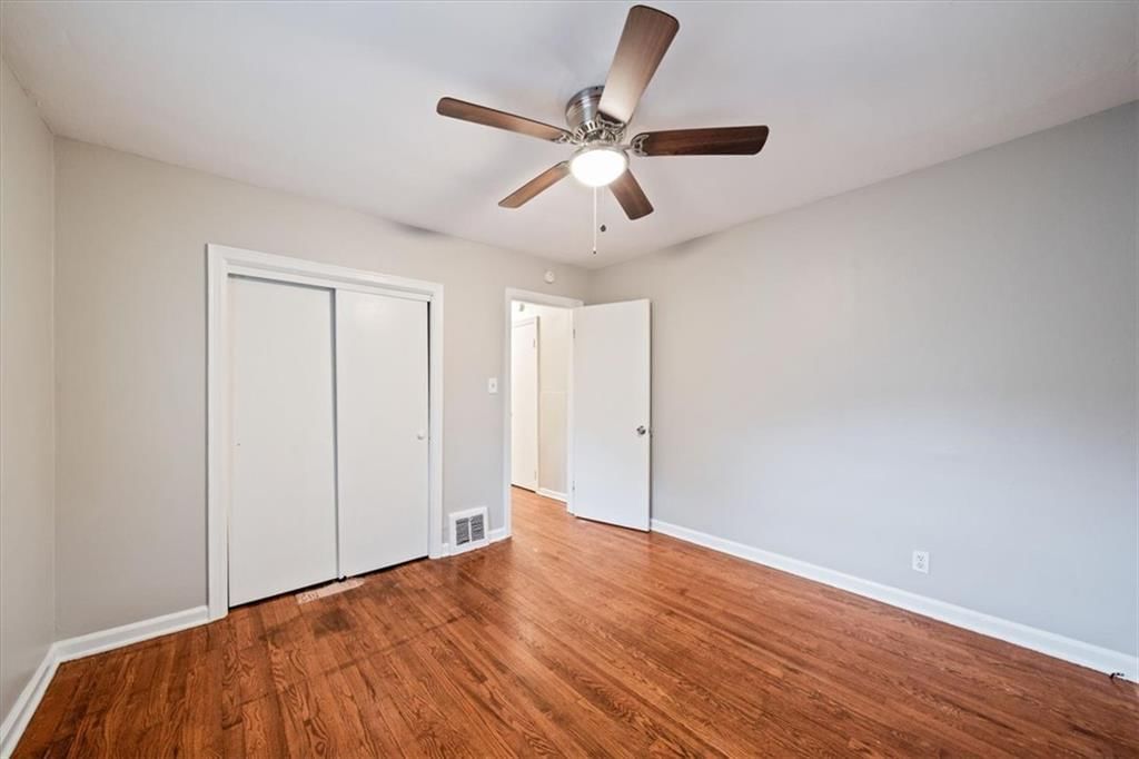 Photo 4 of 17 - 11503 HACKETT Street, Sugar Creek, MO 64054