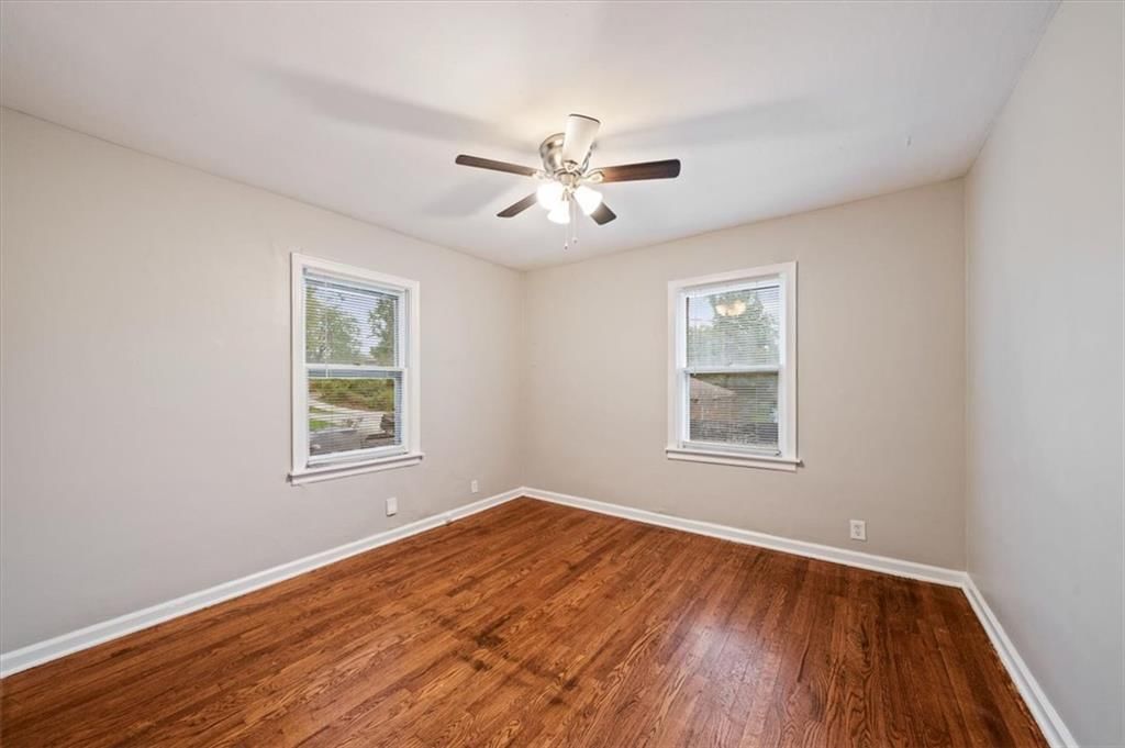 Photo 5 of 17 - 11503 HACKETT Street, Sugar Creek, MO 64054