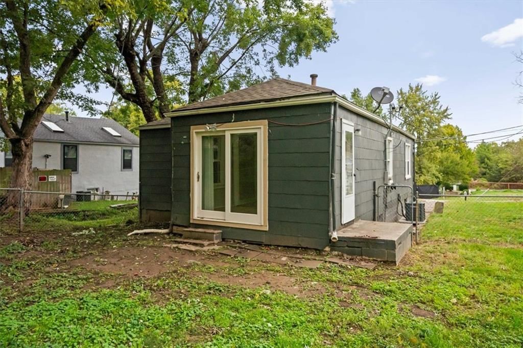 Photo 16 of 17 - 11503 HACKETT Street, Sugar Creek, MO 64054