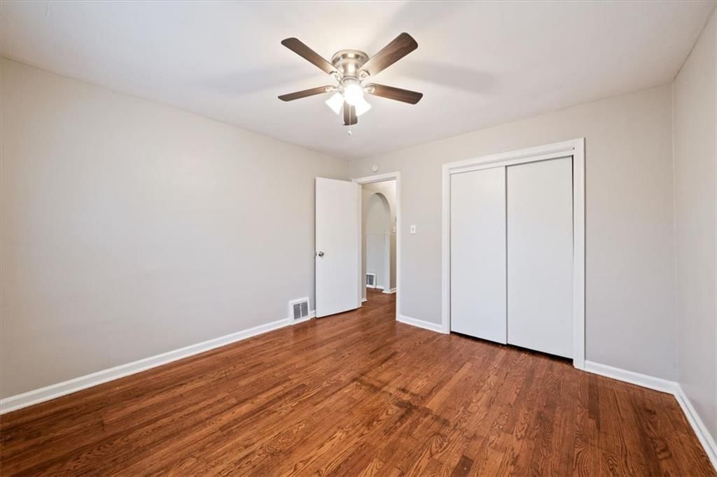 Photo 6 of 17 - 11503 HACKETT Street, Sugar Creek, MO 64054