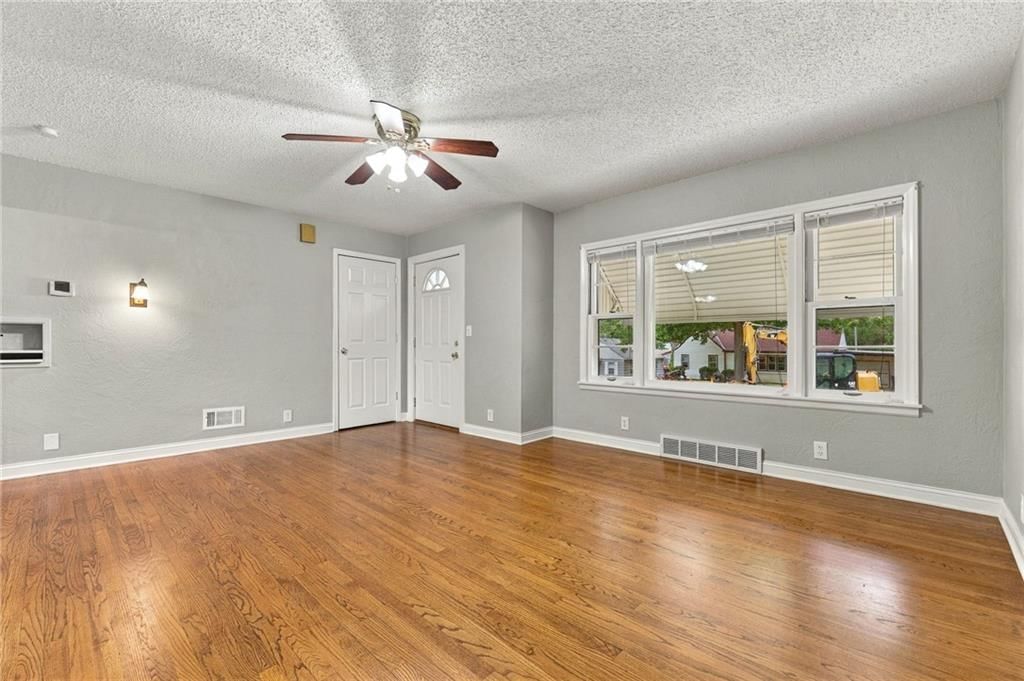 Photo 4 of 46 - 10601 E Sheley Road, Independence, MO 64052