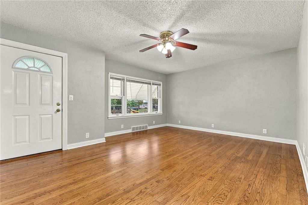 Photo 5 of 46 - 10601 E Sheley Road, Independence, MO 64052