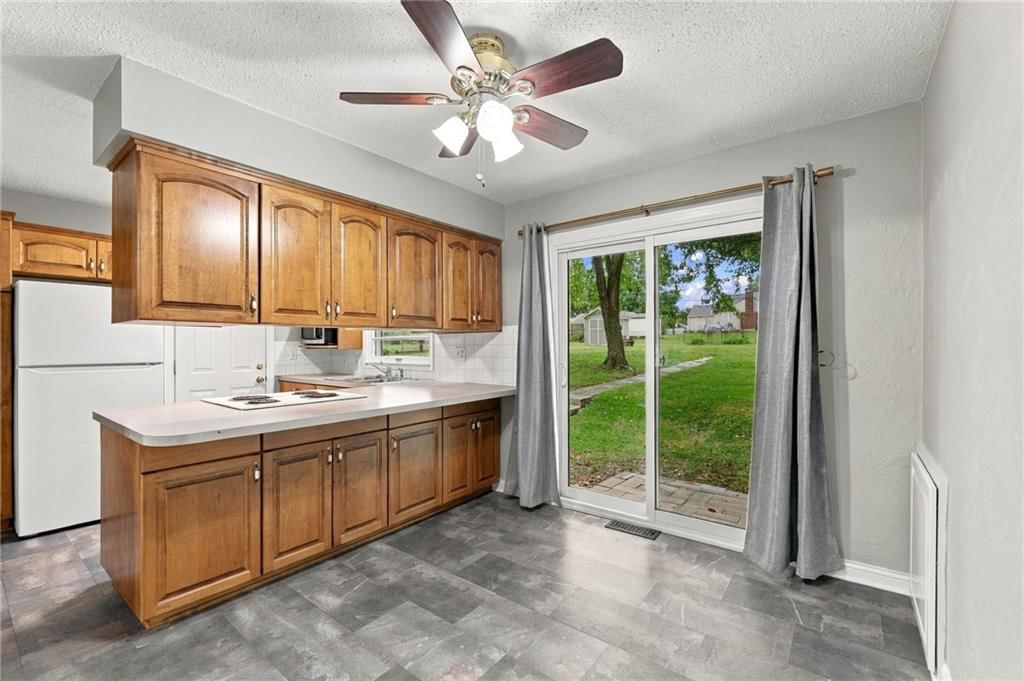 Photo 7 of 46 - 10601 E Sheley Road, Independence, MO 64052