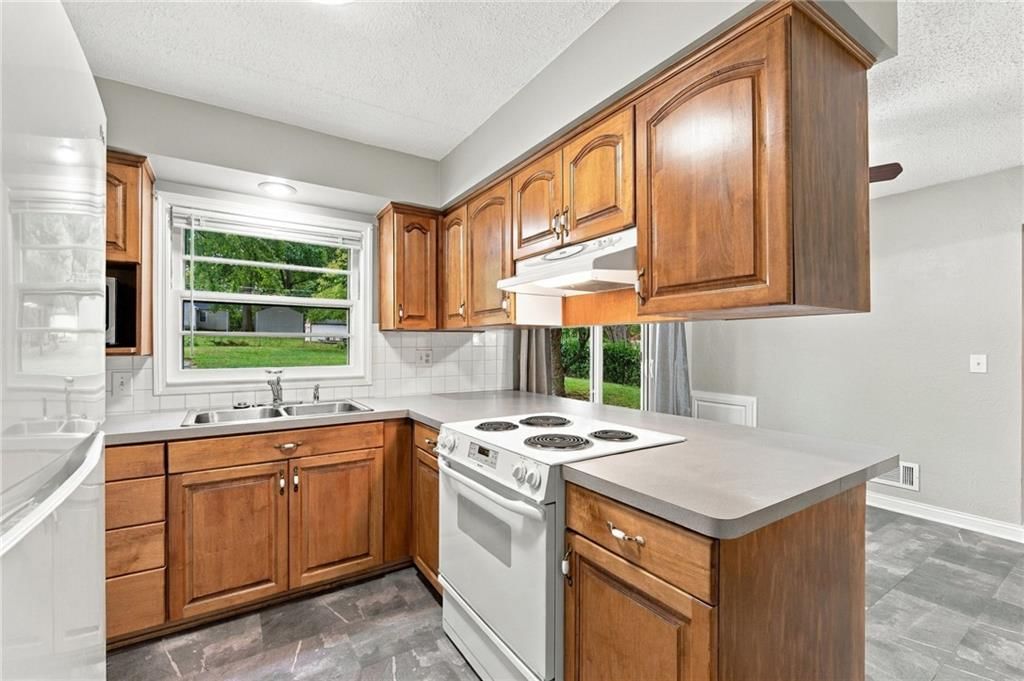 Photo 13 of 46 - 10601 E Sheley Road, Independence, MO 64052