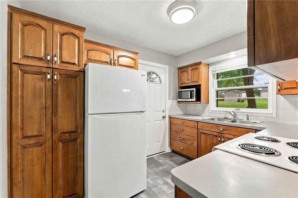 Photo 12 of 46 - 10601 E Sheley Road, Independence, MO 64052