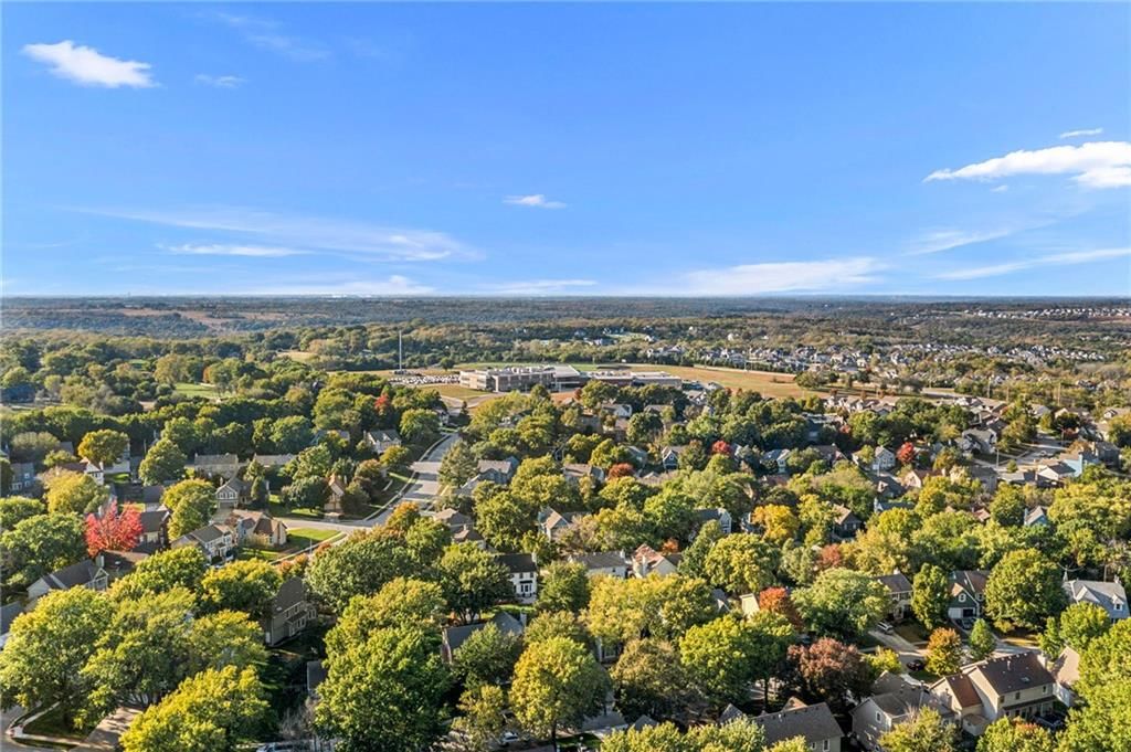 Photo 14 of 47 - 811 N Mesa Street, Olathe, KS 66061