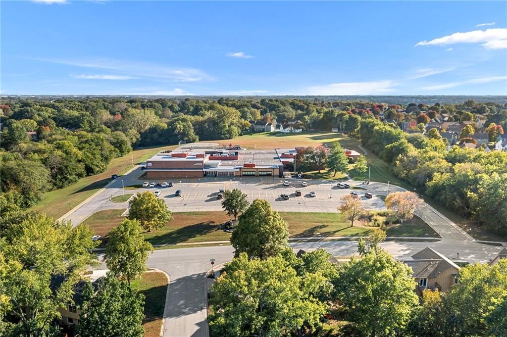 Photo 13 of 47 - 811 N Mesa Street, Olathe, KS 66061
