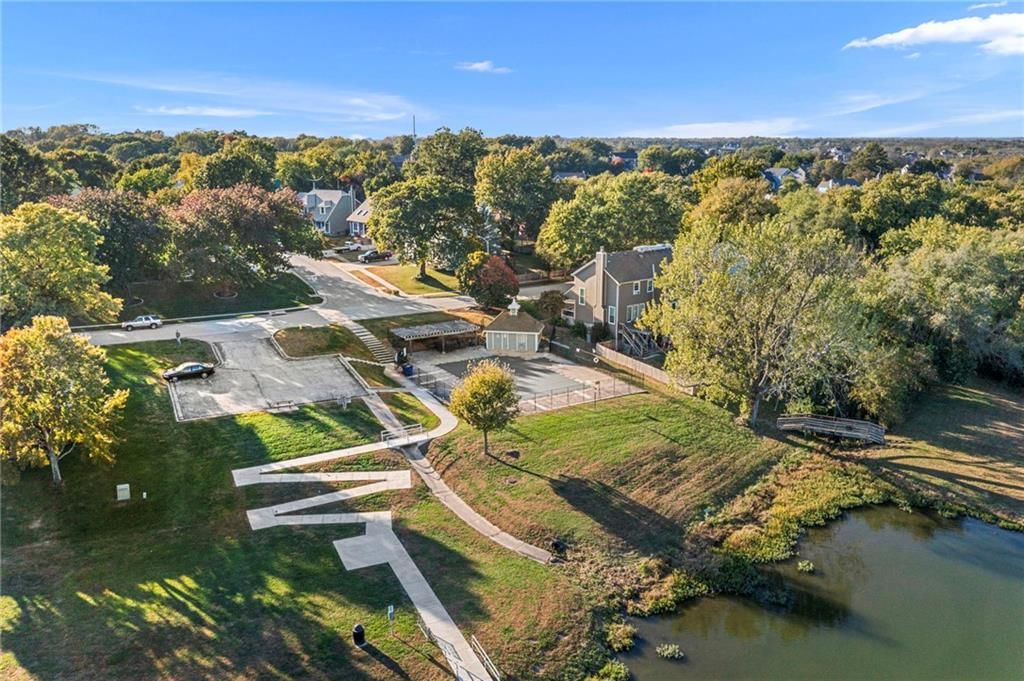 Photo 12 of 47 - 811 N Mesa Street, Olathe, KS 66061