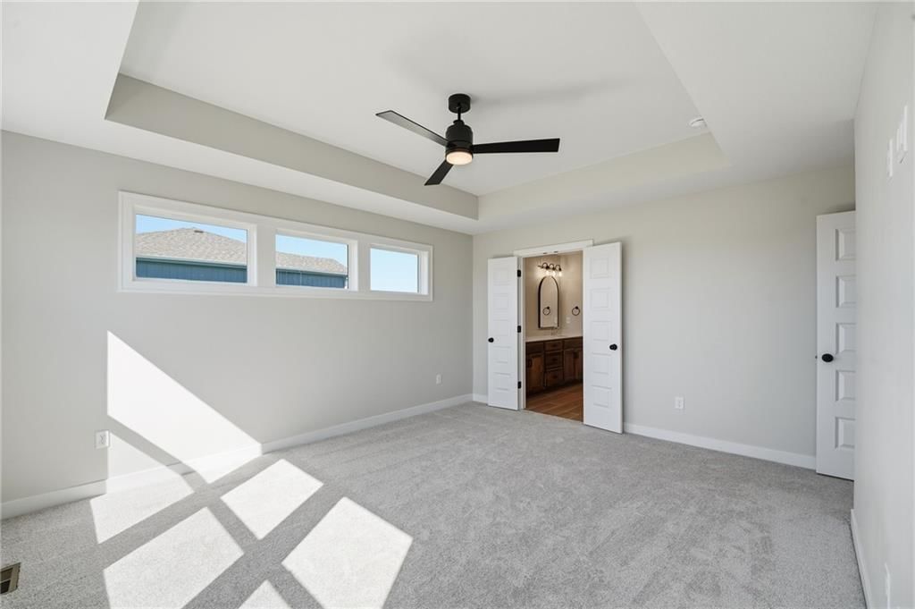 Photo 17 of 31 - 18425 W 195th Street, Spring Hill, KS 66083