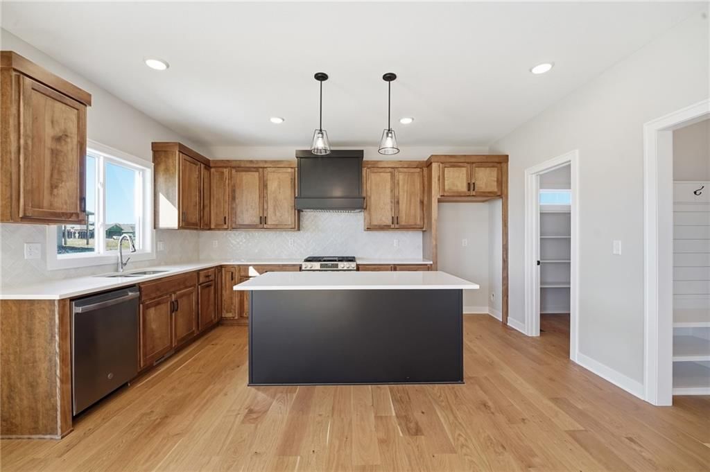 Photo 12 of 31 - 18425 W 195th Street, Spring Hill, KS 66083