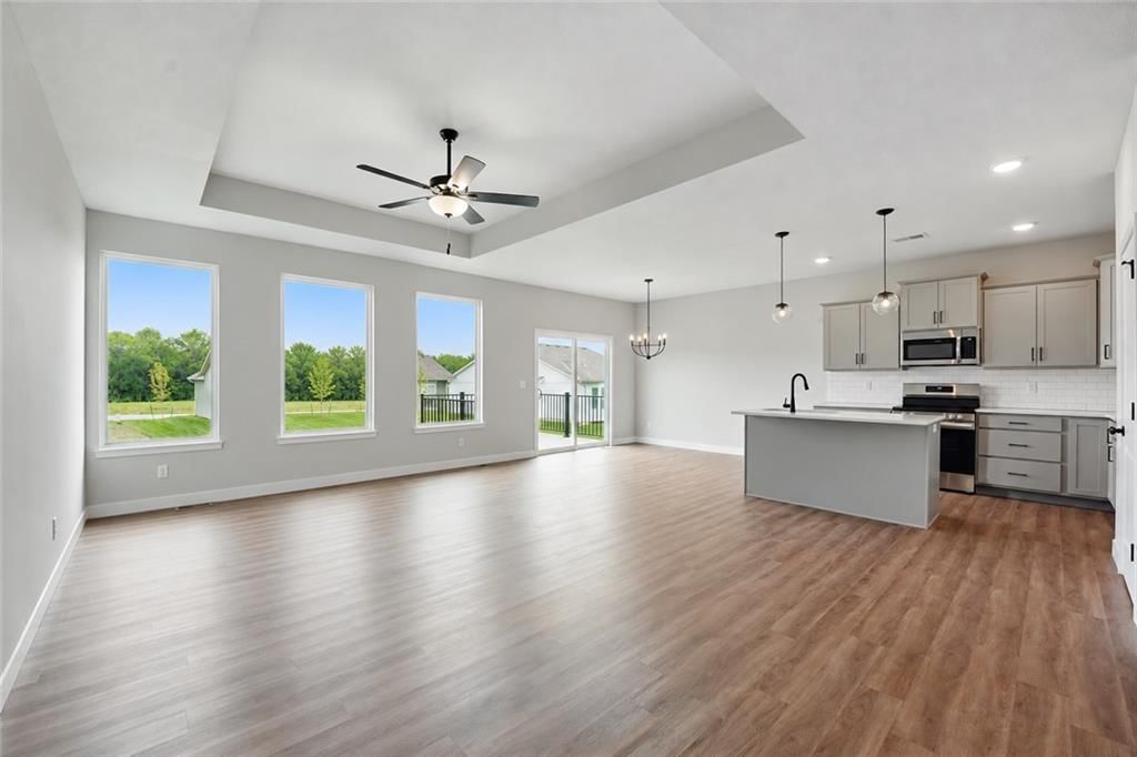 27016 E Olive Drive, Lee's Summit, MO: listing photo 2