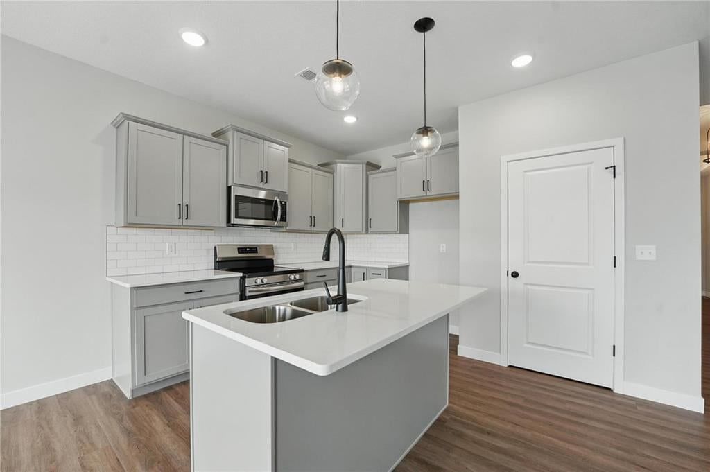 Photo 4 of 17 - 27016 E Olive Drive, Lee's Summit, MO 64086